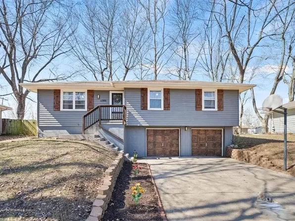 1606 High Dr, Oak Grove, MO 64075