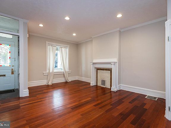 3rd image of 712 W 11th St