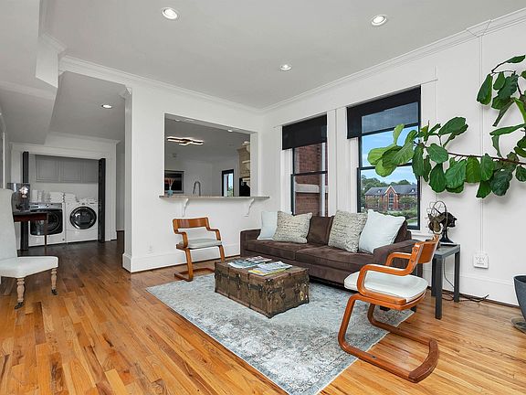 4th image of 400 E Washington St Unit 8