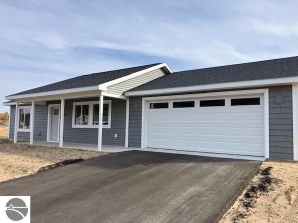 2739 Mockingbird Dr, Traverse City, MI 49685