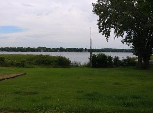 2818 Peninsula Ave, Delafield, WI 53018