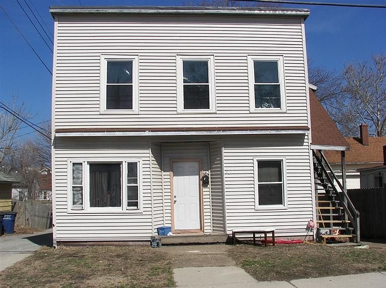 2nd image of 1315 Manhattan St