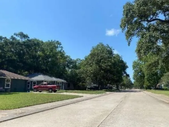 303 Cypress St, Lake Jackson, TX 77566