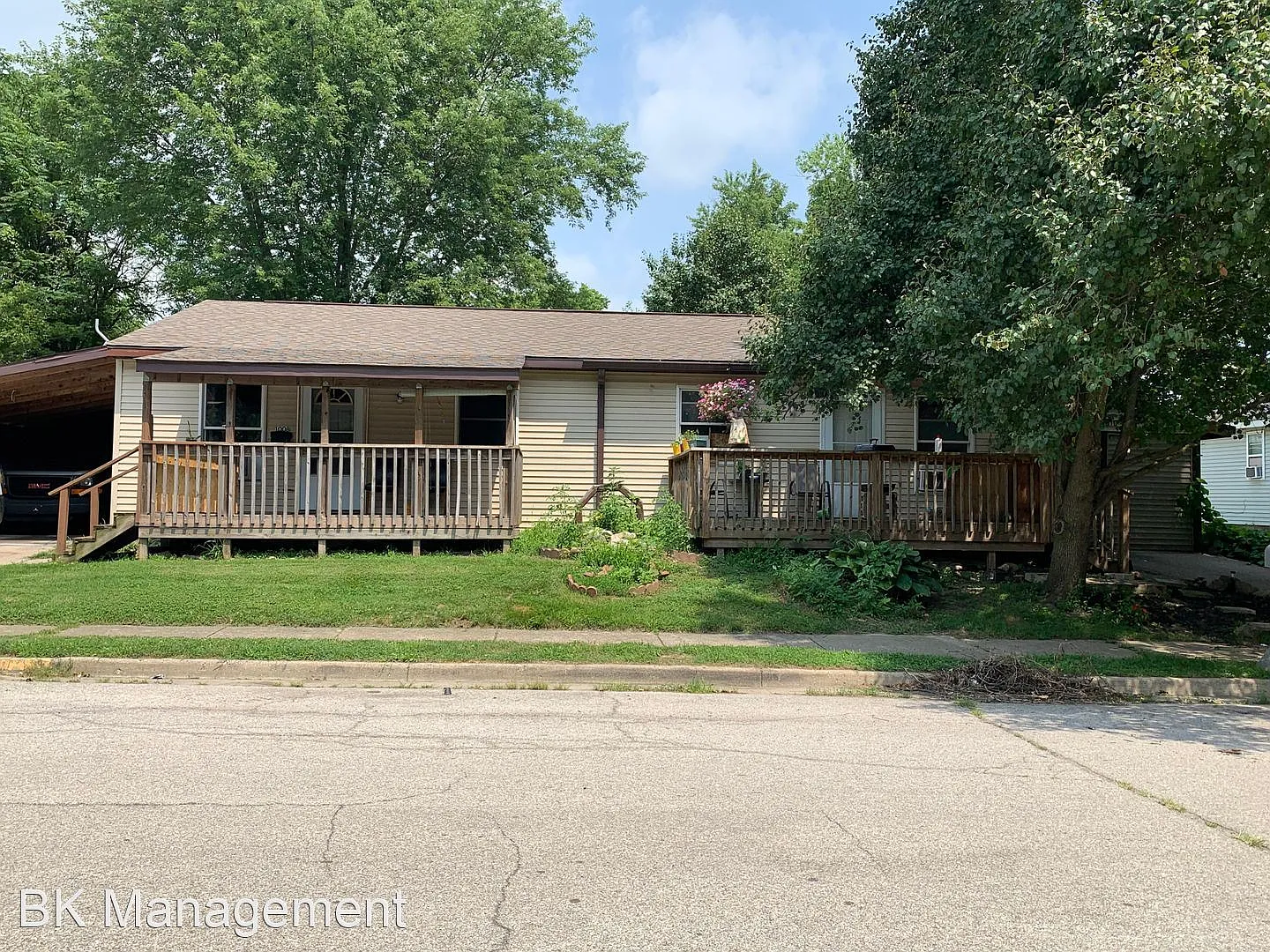 1008 E Chestnut St photo 1