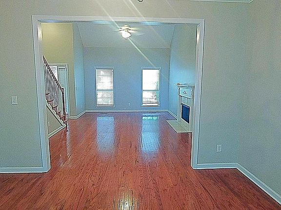 4th image of 808 Castlemaine Ct
