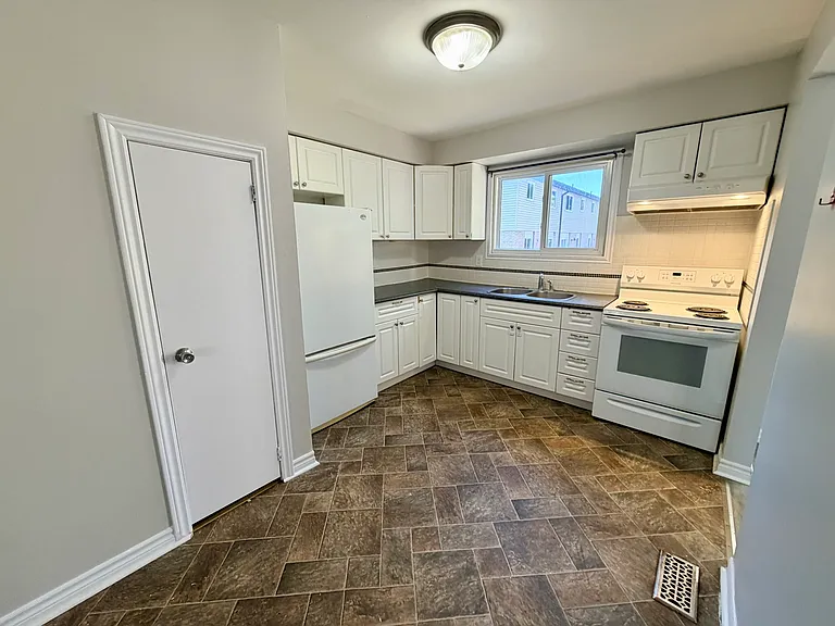 1095 Mississaga St W #126 — Photo 6