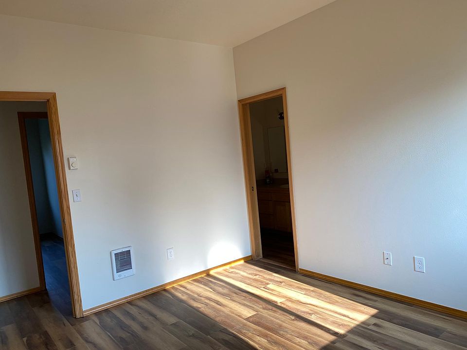 1st image of 543 NE Elm St #543