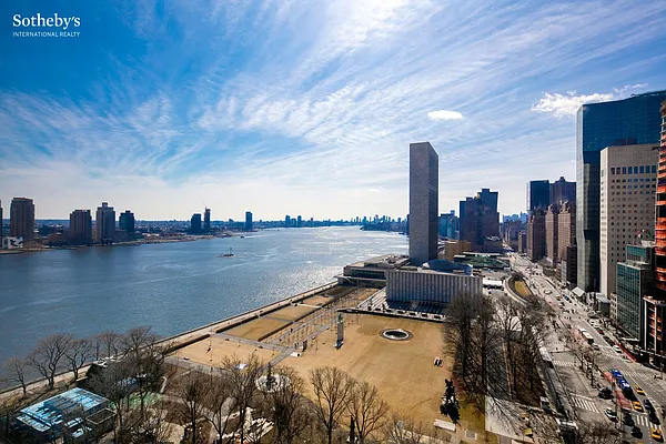 Sold by Sotheby's International Realty | media 11