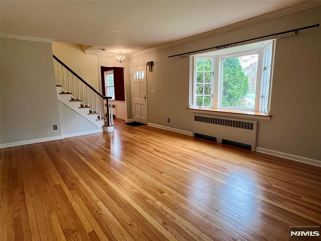 5 bed, 2480 sqft, $6,350 — Photo 2