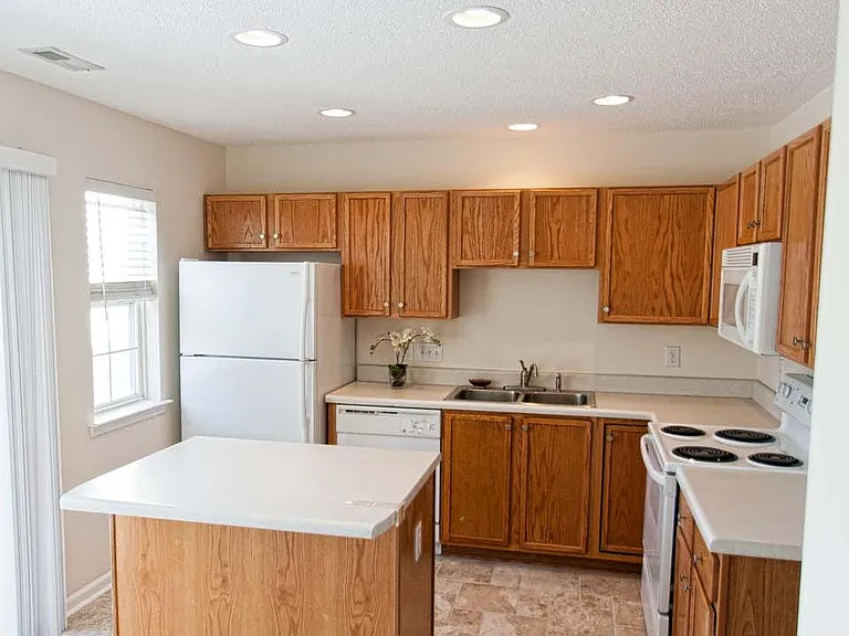 6321 Sweetbay Dr — Photo 4