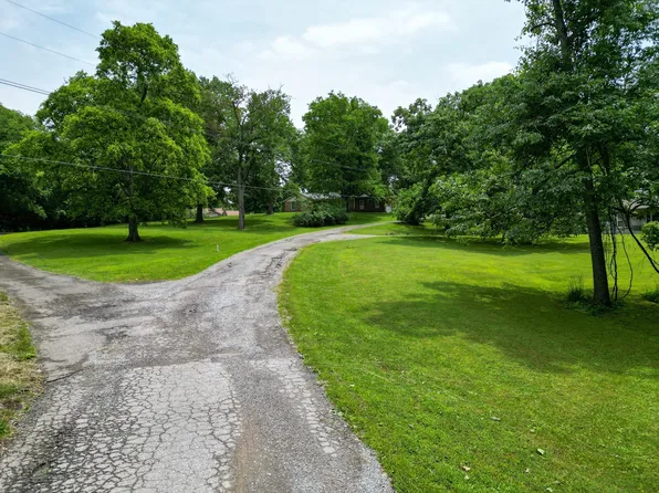 1094B Center Point Rd S, Hendersonville, TN 37075