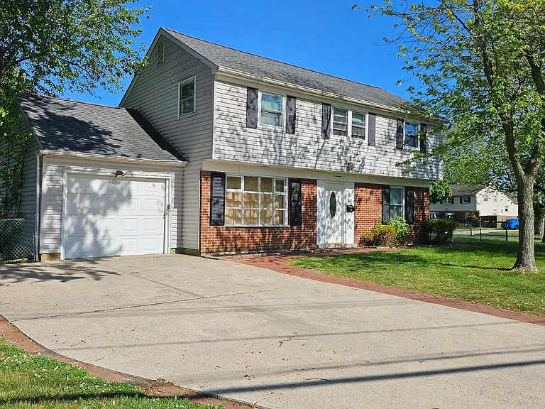 22 Plymouth Dr — Photo 1