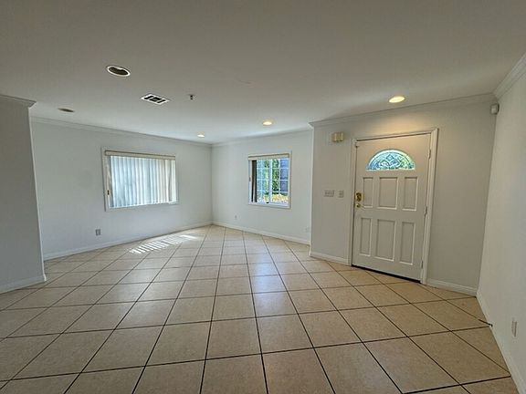 2nd image of 1927 Cloverfield Blvd APT 1