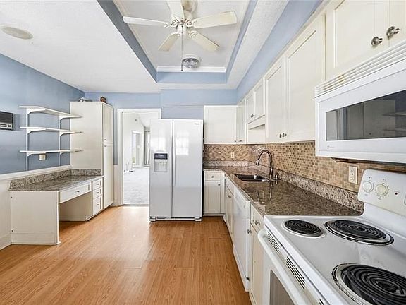 5th image of 813 Serramonte Dr