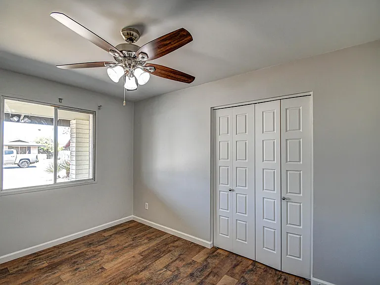 1039 E Geneva Dr — Photo 17