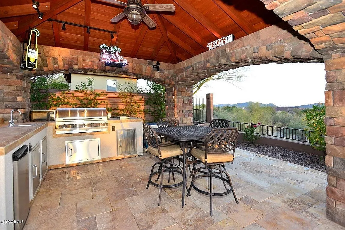 5 bed, 4.5 bath, 4561 sqft, $7,995 — Photo 3