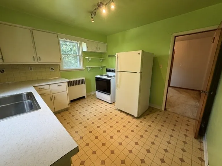 433 Allenford St — Photo 9