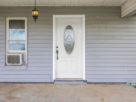 5th image of 114 Worthy St