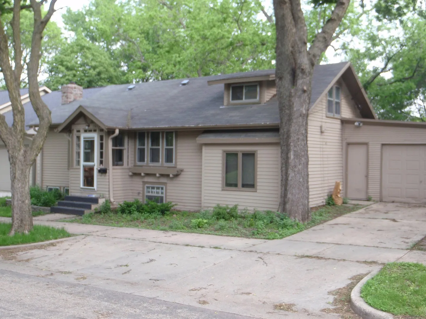 Updated Unique Charming Home! Next to Augustana! — Photo 2