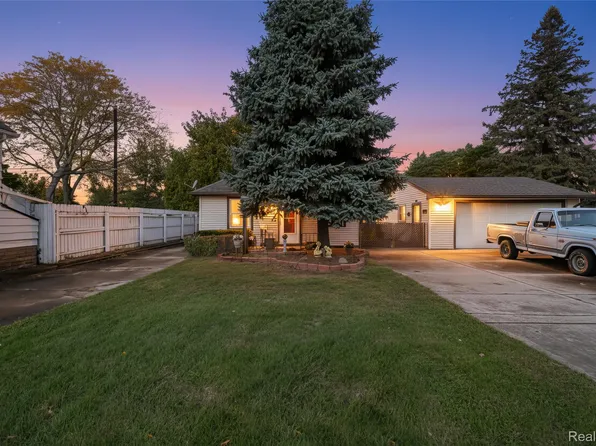 17083 Dora St, Melvindale, MI 48122