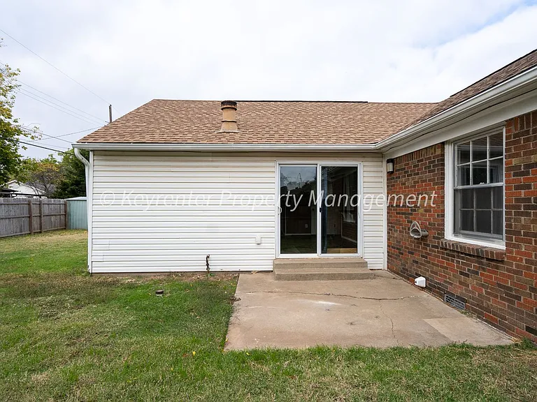 1622 W Britton Rd — Photo 18