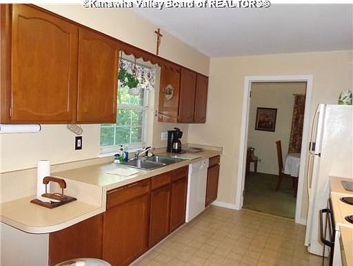 3rd image of 1613 Woodvale Dr
