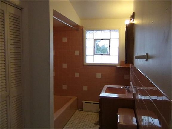 3rd image of 3123 N Natoma Ave