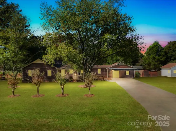 700 Chestnut Ln, Matthews, NC 28104