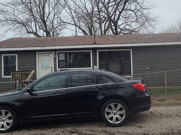 3rd image of 201 N Elm St