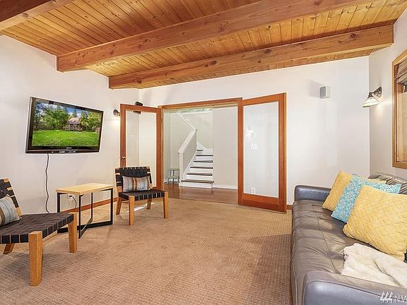 4th image of 10049 NE Beach Crest Dr