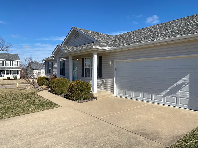 301 Double Creek Dr — Photo 2