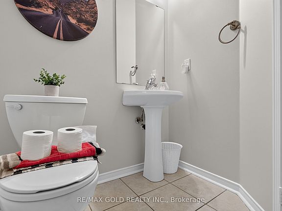5th image of 40 Dunure Cres