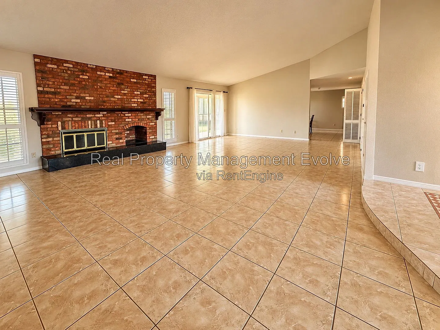 4 bed, 3.0 bath, 3656 sqft, $4,500 — Photo 3