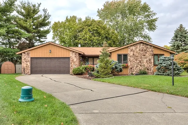 1516 Country Lake Dr photo 1