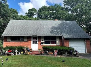 15 W Belmont St, Bay Shore, NY 11706
