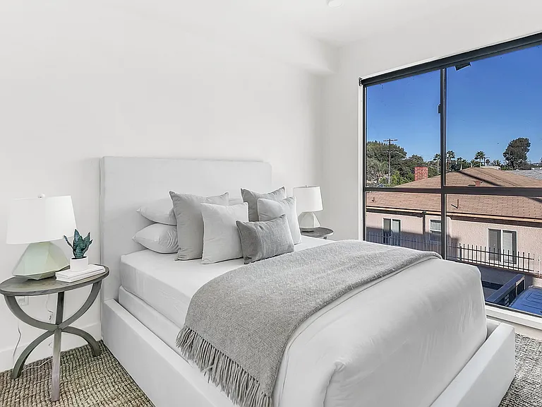 14755 Burbank Blvd — Photo 24