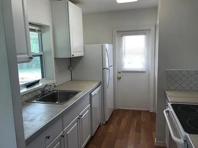 22111 Montrose Ave — Photo 3
