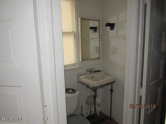 4th image of 89 Union St N