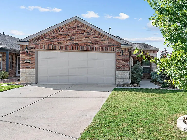 418 Fannin Ct — Photo 1
