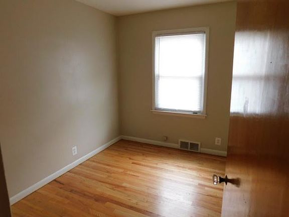 4th image of 19215 Woodland St
