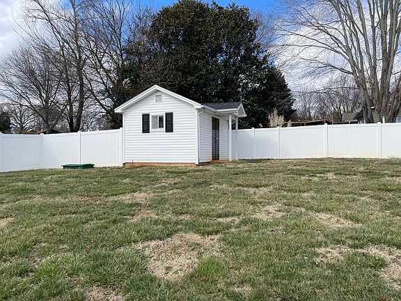 3rd image of 160 Mainview Dr