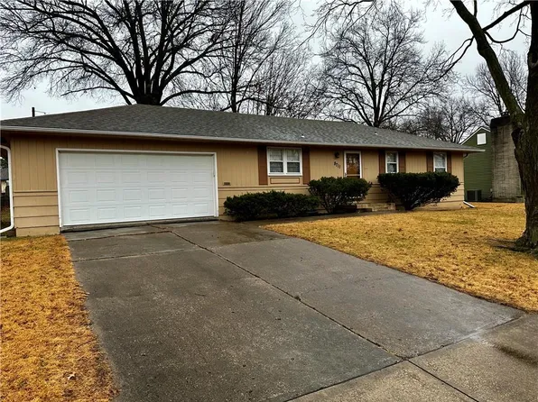 8711 Marty Ln, Overland Park, KS 66212