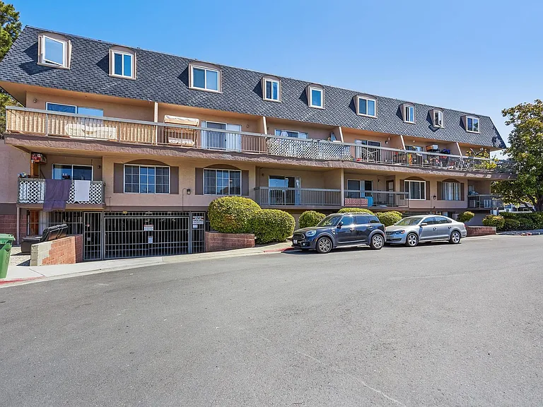 Pinebrook Apartments — Photo 9
