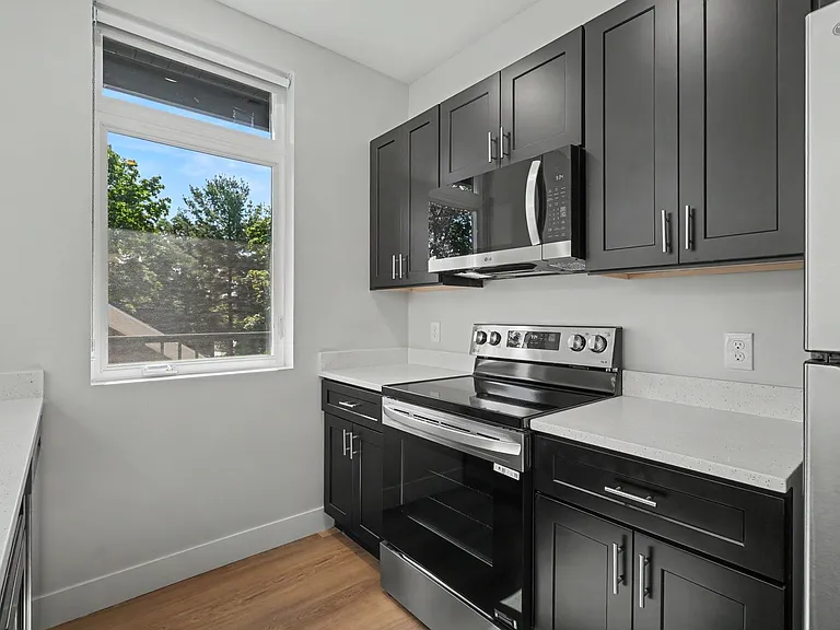 512 W Clark St — Photo 16