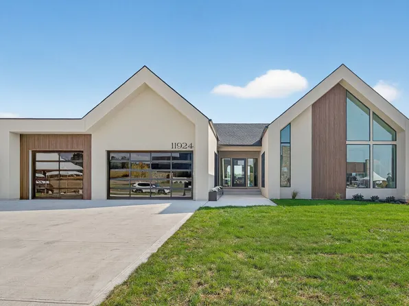11924 NW Meadow Springs Dr, Johnston, IA 50131