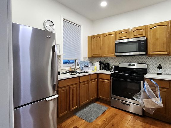 3rd image of 25 Bay 34th St Floor 1
