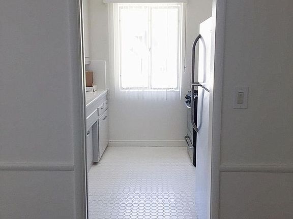 4th image of 1737 N Orange Dr APT 34
