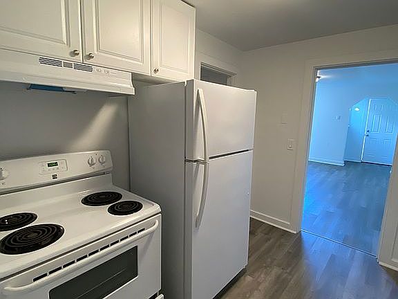 4th image of 702 E 1st St