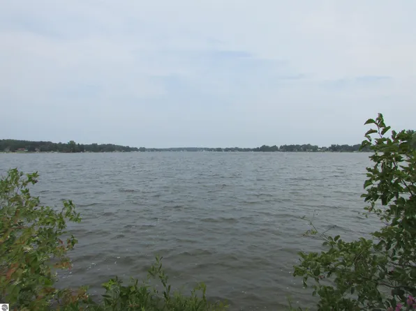 1018 Channel Dr, Lake Isabella, MI 48893