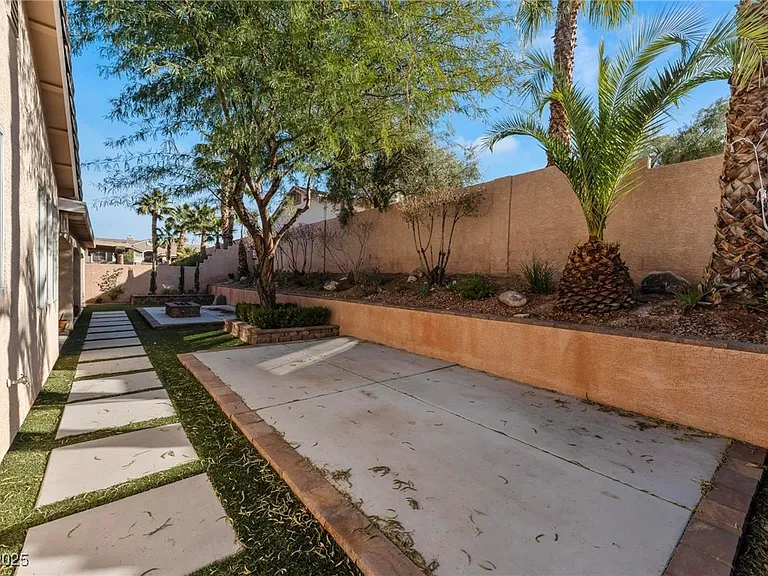 2267 Alanhurst Dr — Photo 37